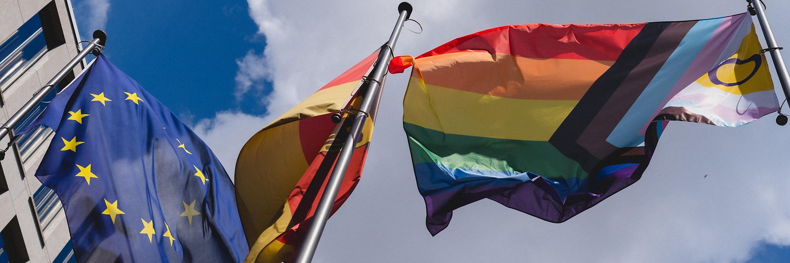 Progress Pride Flag am Bundesfamilienministerium in Berlin