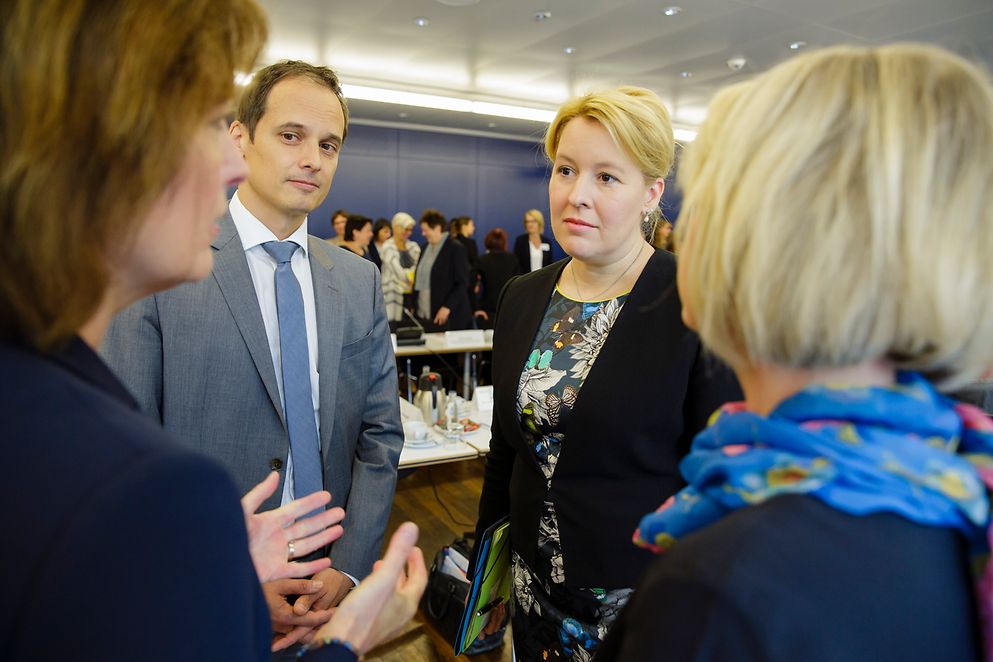 Das Bild zeigt Dr. Franziska Giffey im Gespräch