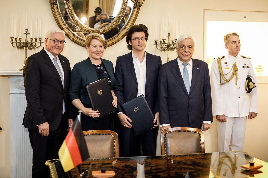 Das Bild zeigt Frank-Walter Steinmeier, Dr. Franziska Giffey, Pafsanias Papageorgiou und Prokopis Pavlopoulos