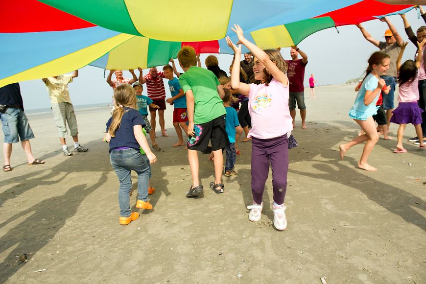 Das Bild zeigt spielende Kinder am Strand