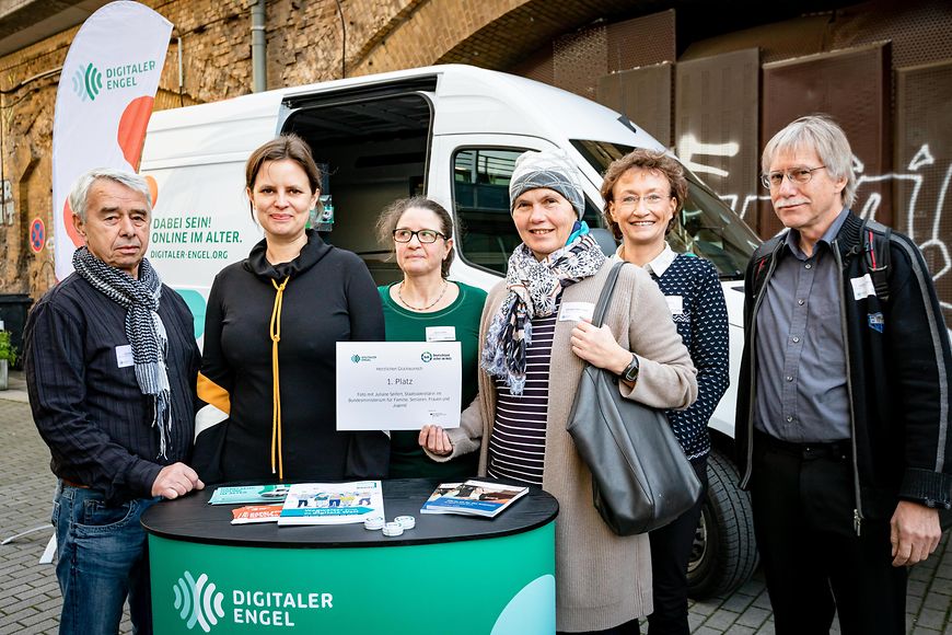 Juliane Seifert beim Start der Deutschlandtour des "Digitalen Engels" 