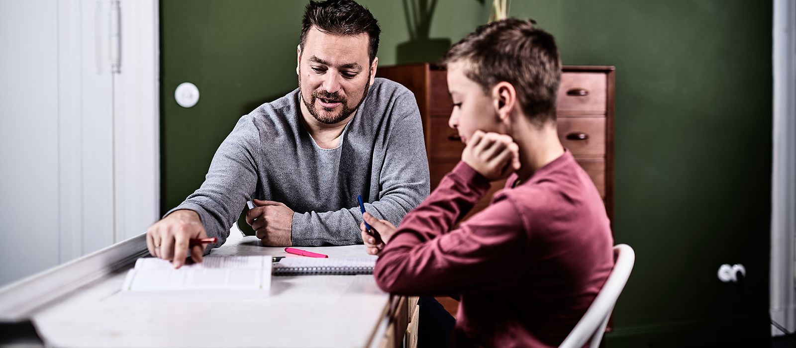 Ein Vater lernt zusammen mit seinem Sohn