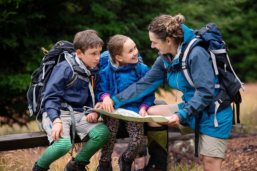 Eine Gruppe beim Wandern in der Natur 