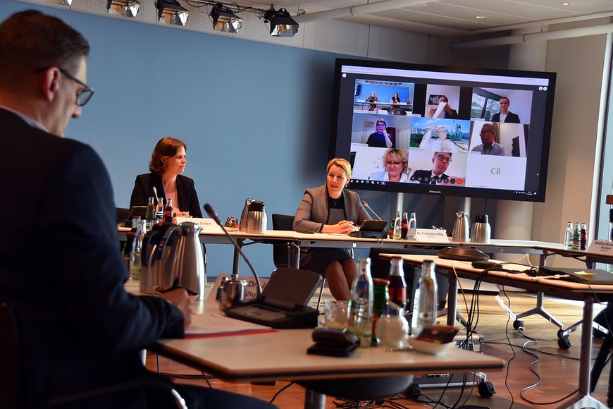 Juliane Seifert, Staatssekretärin im Bundesfamilienministerium, und Bundesfamilienministerin Dr. Franziska Giffey 