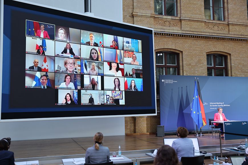 Dr. Franziska Giffey beim informellen Treffen neben einer Videowand mit den Gleichstellungsministern