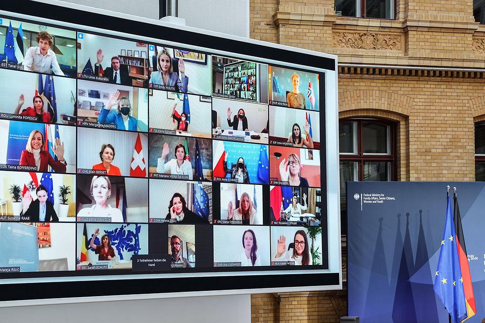 Das Foto zeigt Teilnehmerinnen und Teilnehmer einer digitalen Konferenz