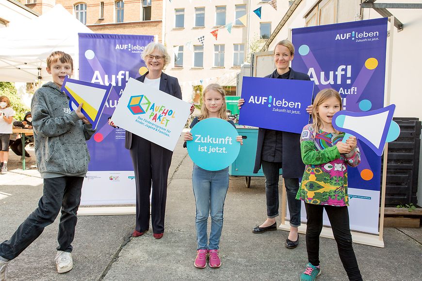 Christine Lambrecht zusammen mit Kindern zum Start des Programms "Aufleben - Zukunft ist jetzt"