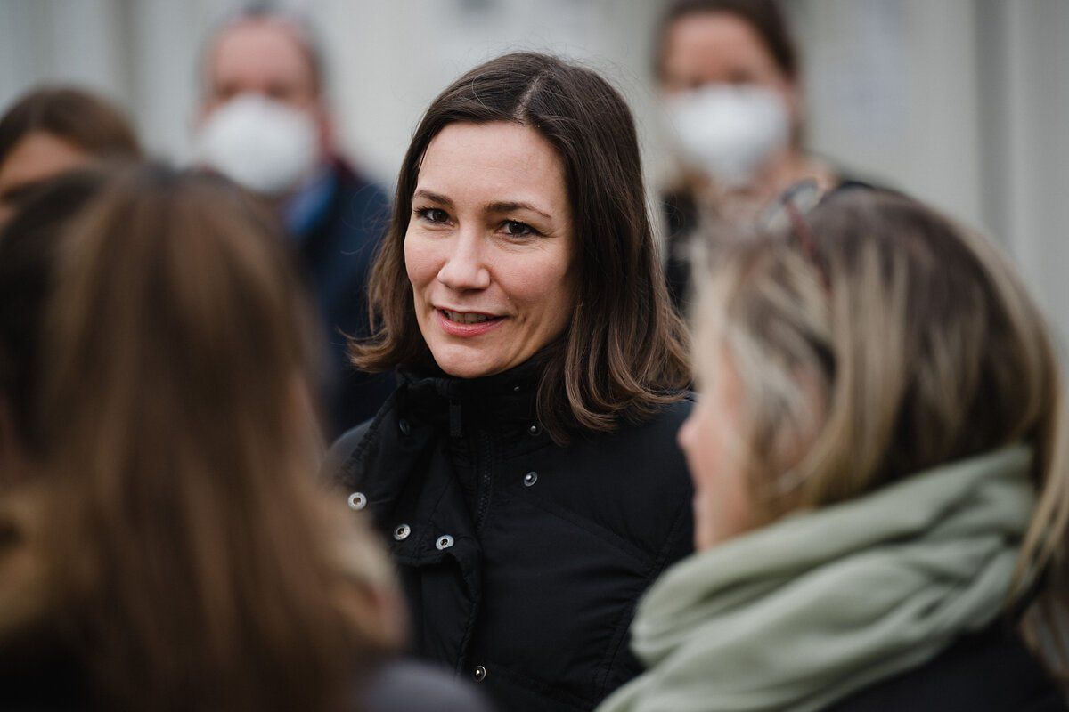 Anne Spiegel spricht mit Geflüchteten in der Gemeinschaftsunterkunft in Berlin