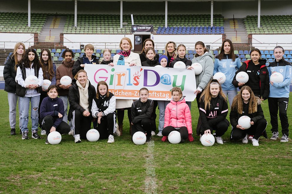 Lisa Paus mit Schülerinnen und Akteurinnen im Stadion des Fußballvereins FC Victoria 1889 Berlin 