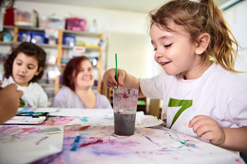 Kinder in der Kita beim Malen.