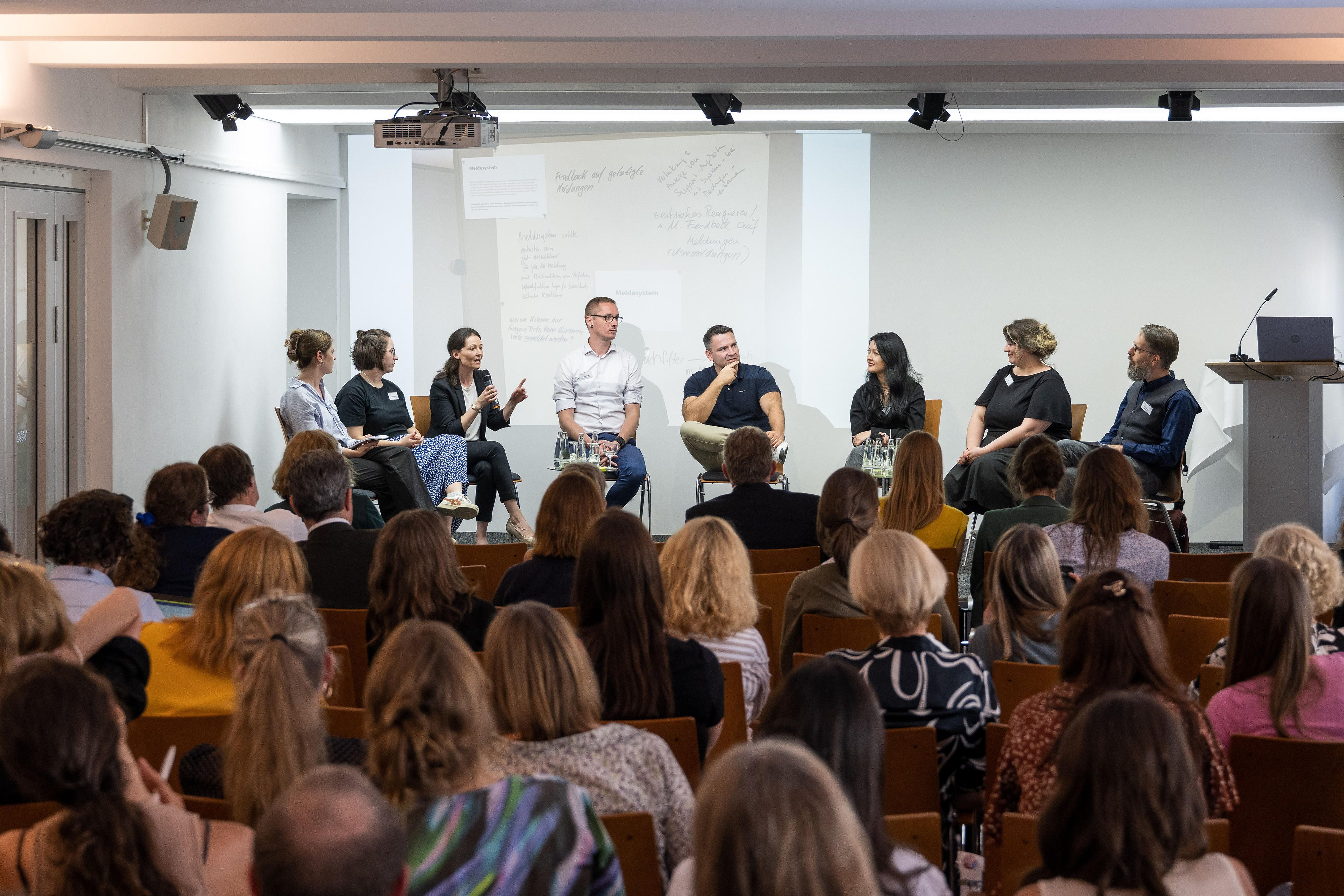 Teilnehmende der Podiumsdiskussion der ZUKUNFTSWERKSTATT-Veranstaltung der BzKJ am 07.09.2023