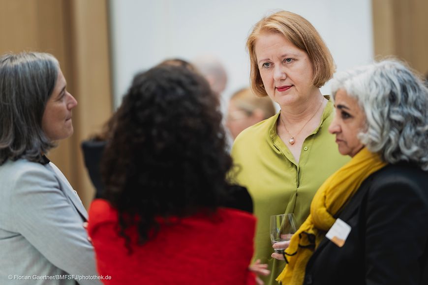 Lisa Paus im Gespräch mit Teilnehmenden der Konsultationsveranstaltung.