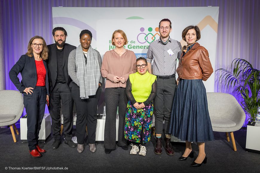 Lisa Paus mit Mitgliedern des "Bündnisses für die junge Generation" beim ersten Jahrestreffen in Berlin.