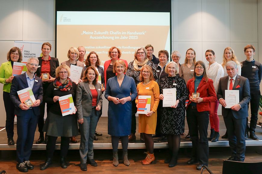 Gruppenfoto mit Lisa Paus und Vertreterinnen und Vertretern der ausgezeichneten Handwerkskammern