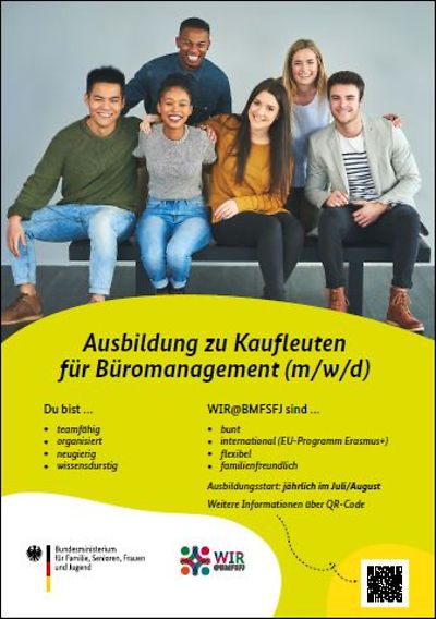 Eine Gruppe junger Menschen sitzt auf einer Bank, darunter stehen Informationen zur Ausbildung.