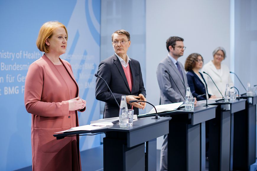 Lisa Paus, Karl Lauterbach und Marco Buschmann stehen auf einer Bühne vor Rednerpulten