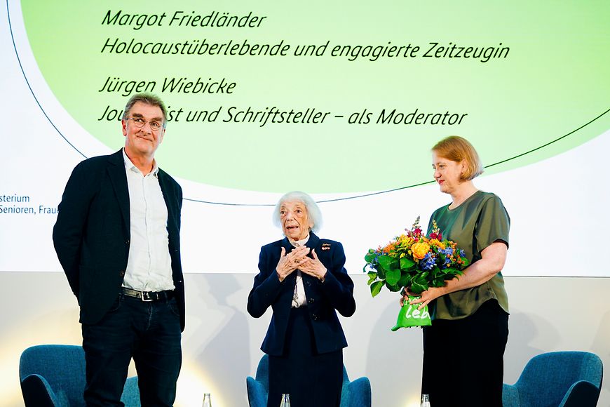 Ministerin Paus mit Margot Friedländer auf der Bühne 