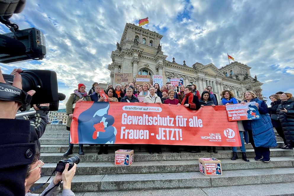 Lisa Paus bei der Einreichung der Petition zum Schutz von Frauen vor Gewalt.