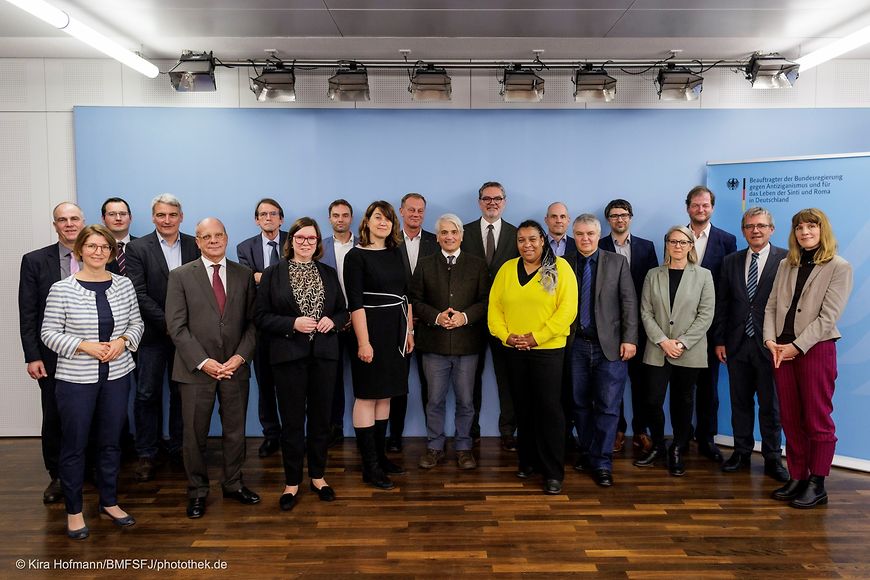 Die Mitglieder der Bund-Länder-Kommission bei der konstituierenden Sitzung in Berlin