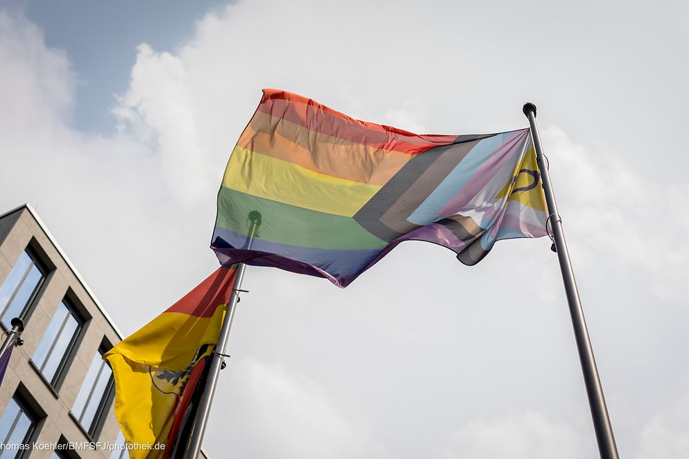 Progress Pride Flag am Bundesfamilienministerium in Berlin