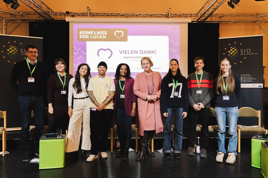 Gruppenbild mit Lisa Paus und Teilnehmenden des Safer Internet Day