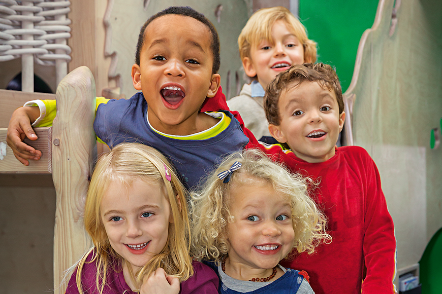 Das Bild zeigt fünf lachende Kita-Kinder